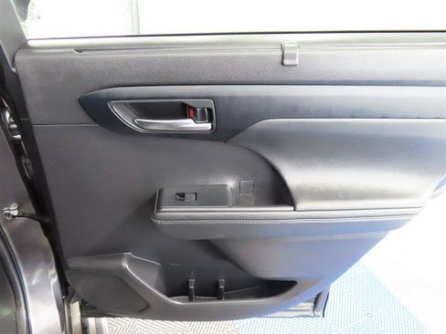 Used 2022 Toyota Highlander XLE FWD image 35
