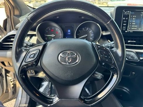 Used 2018 Toyota C-HR XLE FWD image 17