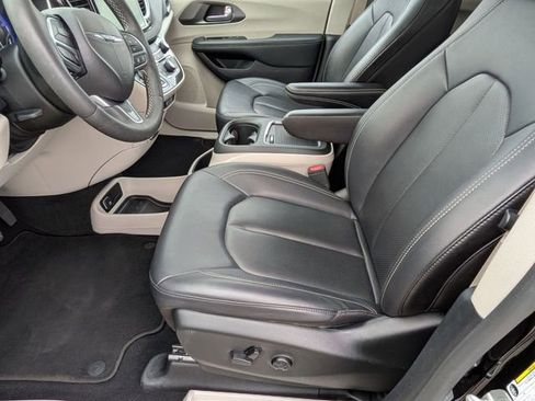 Certified 2024 Chrysler Pacifica Touring-L image 12