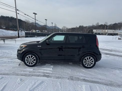 Used 2017 Kia Soul + image 5