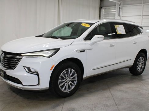 Used 2023 Buick Enclave Essence image 4
