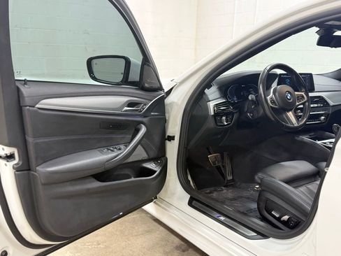 Used 2020 BMW 530e w/ M Sport Package image 29