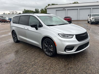 Used 2026 Chrysler Pacifica Limited w/ S Appearance Package