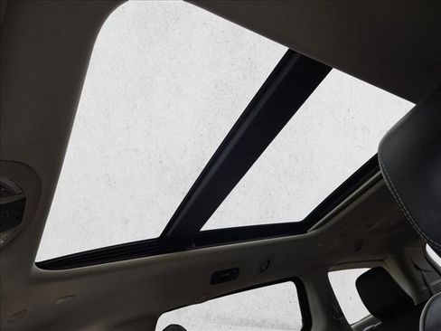 Used 2023 Chrysler Pacifica Limited image 14