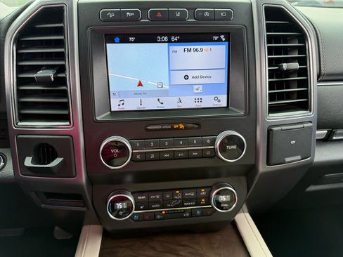 Used 2019 Ford Expedition Platinum image 17