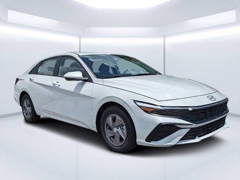 New 2026 Hyundai Elantra SE FWD image 1