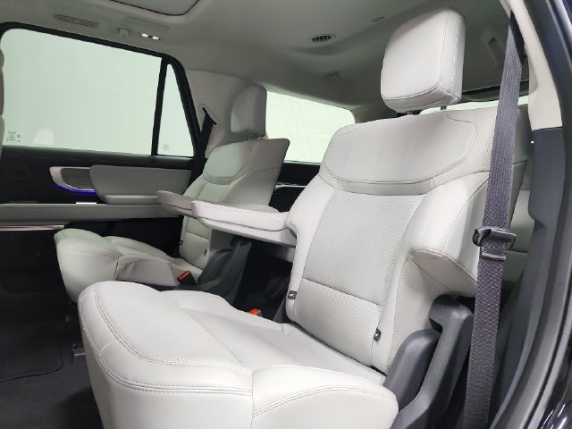 Used 2025 Ford Expedition Platinum w/ Driver's Package AWD/4WD image 38