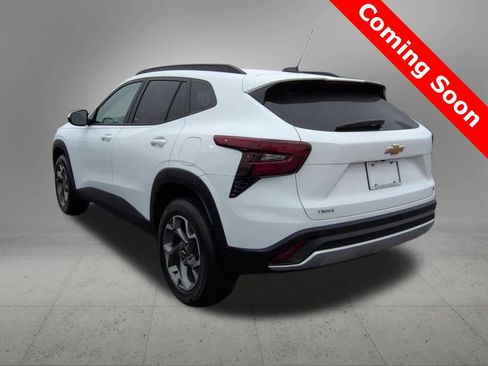 Used 2024 Chevrolet Trax LT w/ LT Convenience Package image 4