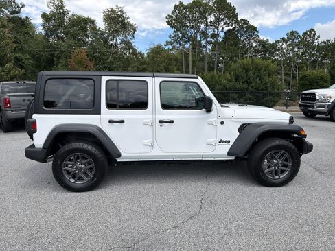 Used 2024 Jeep Wrangler Unlimited Sport AWD/4WD image 9