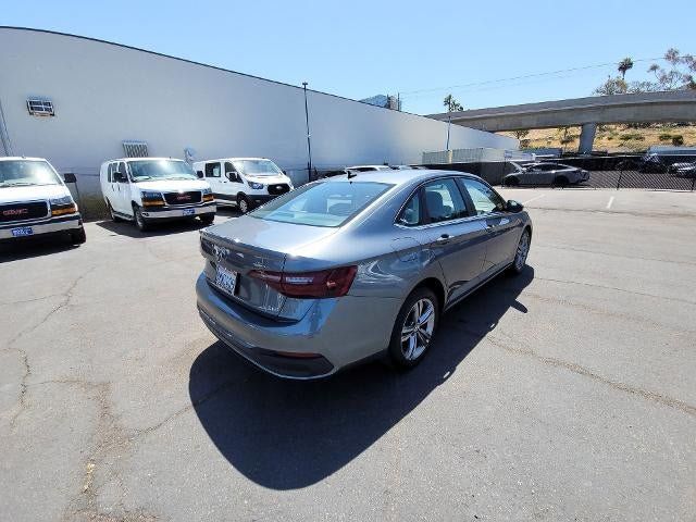 Used 2024 Volkswagen Jetta SE FWD image 8