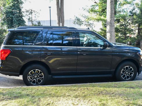 Used 2024 Ford Expedition XLT image 9