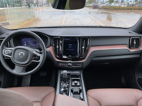 Used 2023 Volvo XC60 B5 Plus image 21