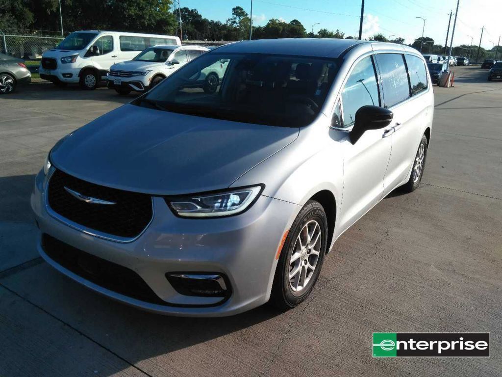 Used 2024 Chrysler Pacifica Touring-L FWD image 2