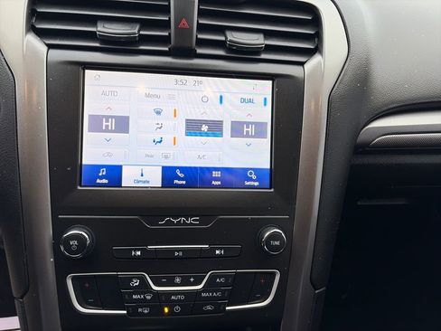 Used 2020 Ford Fusion SE image 23