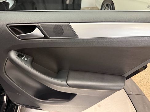 Used 2013 Volkswagen Jetta SE FWD image 22