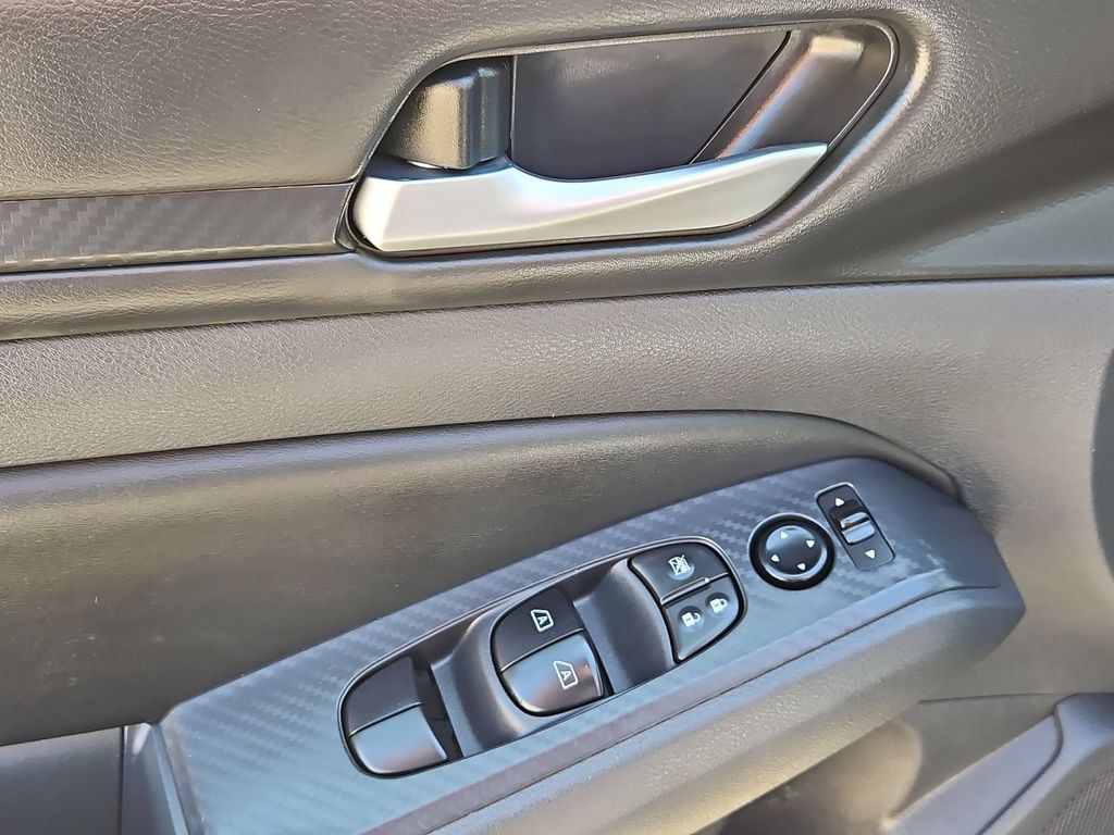 Used 2025 Nissan Altima 2.5 SV FWD image 13