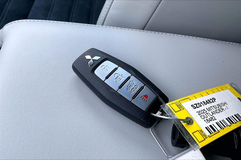 Used 2025 Mitsubishi Outlander SE FWD image 35