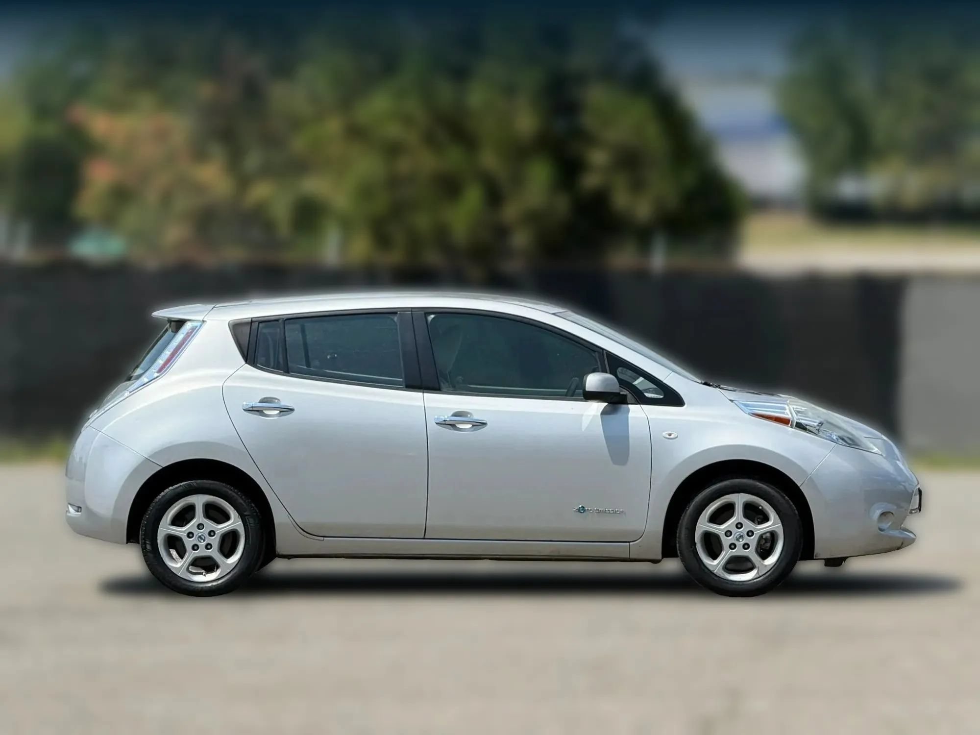 Used 2012 Nissan Leaf SL w/ Recycling/Organizational Pkg FWD image 7