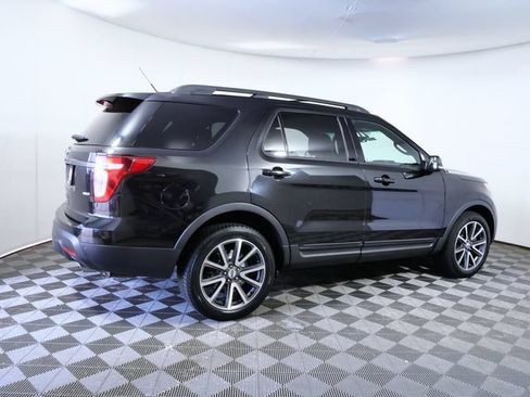 Used 2015 Ford Explorer XLT w/ Equipment Group 202A AWD/4WD image 8