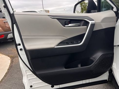 Used 2020 Toyota RAV4 XLE FWD image 10