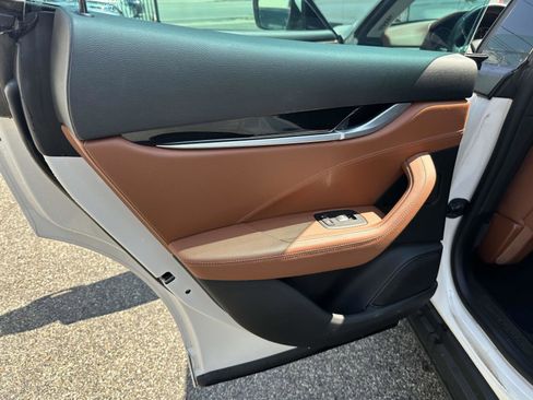 Used 2021 Maserati Levante image 18