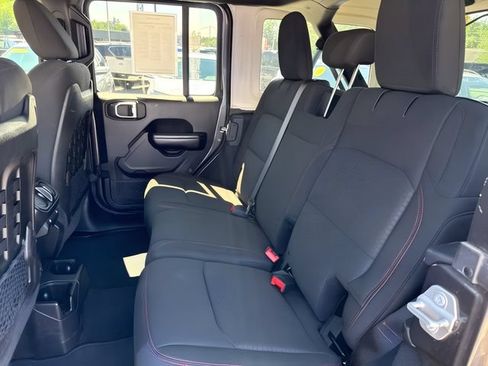 Used 2018 Jeep Wrangler Unlimited Rubicon w/ Dual Top Group AWD/4WD image 18