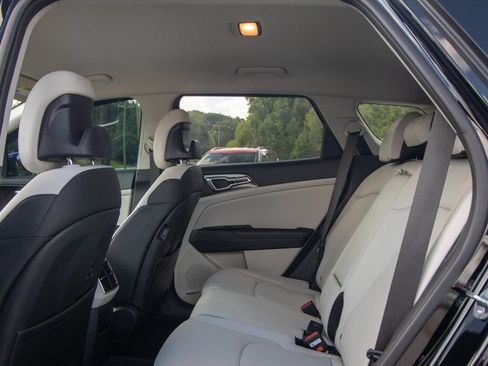 Used 2025 Kia Sportage EX FWD image 9