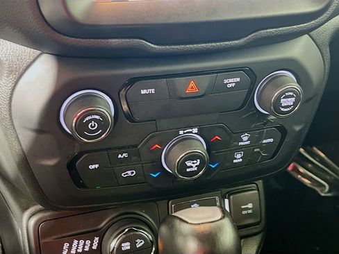 Used 2018 Jeep Renegade Trailhawk w/ UConnect 8.4 Nav Group AWD/4WD image 15