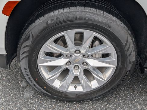 Used 2024 Chevrolet Suburban Premier RWD image 11