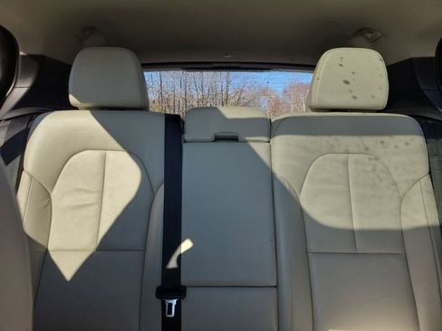 Used 2023 Volvo XC40 B5 Plus image 32