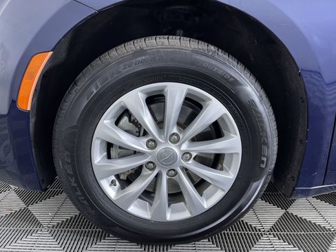 Used 2019 Chrysler Pacifica Touring Plus image 25