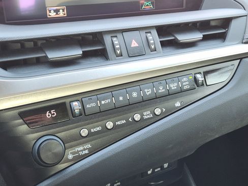 Used 2020 Lexus ES 300h w/ Premium Package image 22