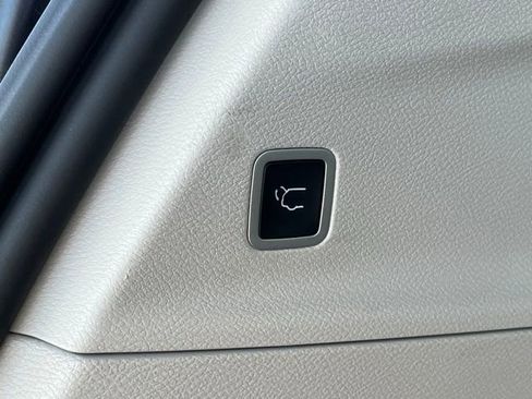 Used 2024 Chrysler Pacifica Touring-L image 15