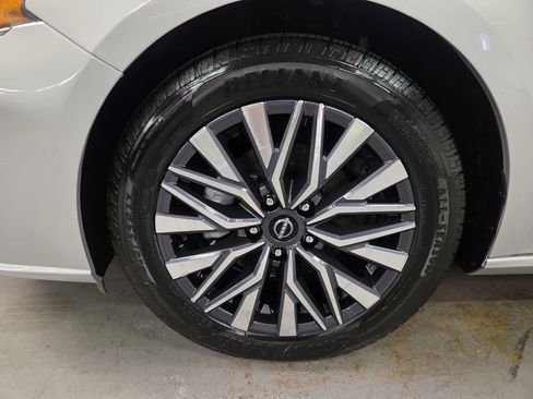 Used 2025 Nissan Altima 2.5 SV FWD image 13