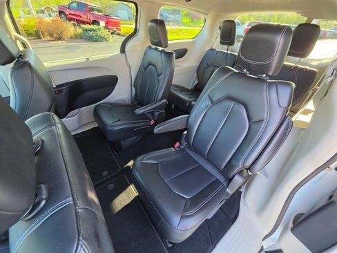 Used 2024 Chrysler Pacifica Touring-L FWD image 24