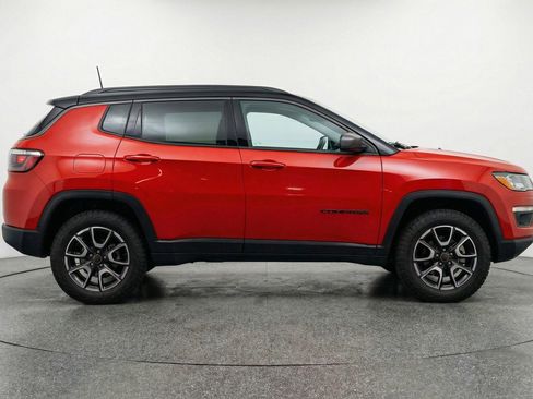 Used 2025 Jeep Compass Trailhawk AWD/4WD image 11