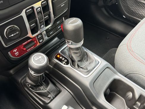 Used 2025 Jeep Gladiator Rubicon w/ Technology Group AWD/4WD image 31