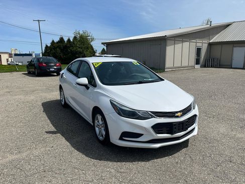 Used 2017 Chevrolet Cruze LT FWD image 5