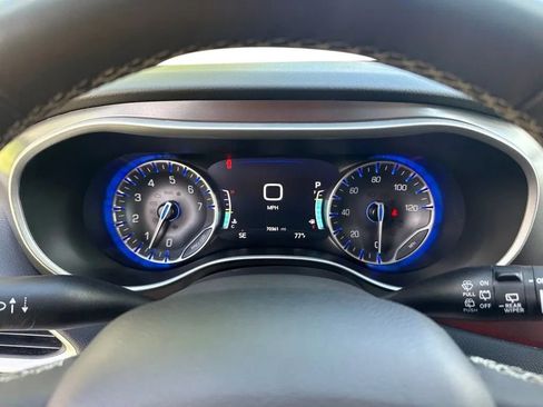 Used 2024 Chrysler Pacifica Touring-L FWD image 16