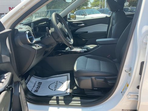 Used 2025 Chevrolet Trax LT FWD image 8