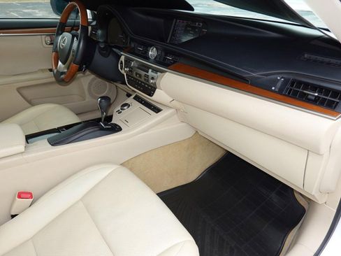 Used 2014 Lexus ES 300h w/ Luxury Package w/Bamboo Trim FWD image 22