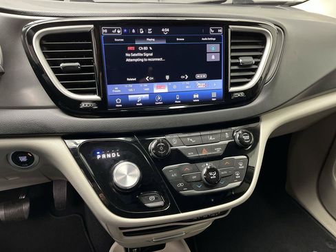 Used 2024 Chrysler Pacifica Touring-L FWD image 16
