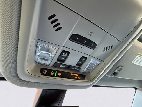 Used 2023 GMC Acadia SLT w/ Preferred Package image 32