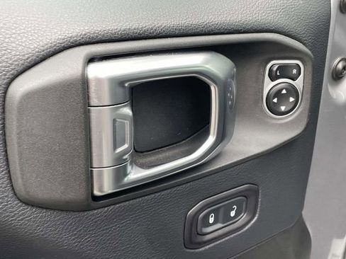 Used 2018 Jeep Wrangler Unlimited Sahara AWD/4WD image 14