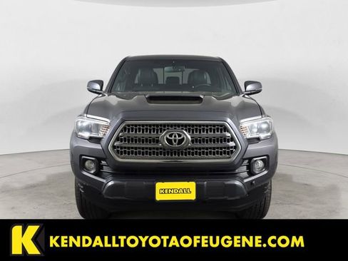 Used 2017 Toyota Tacoma TRD Sport image 8