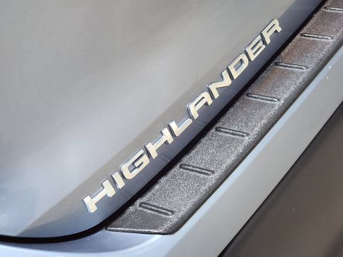 Used 2022 Toyota Highlander XLE AWD/4WD image 23