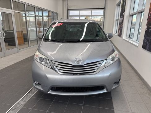 Used 2017 Toyota Sienna LE image 2