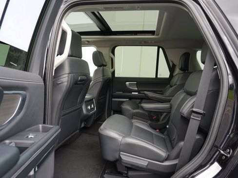 Used 2025 Ford Expedition Platinum AWD/4WD image 18