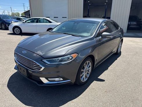 Used 2017 Ford Fusion SE w/ Fusion SE Technology Package FWD image 7