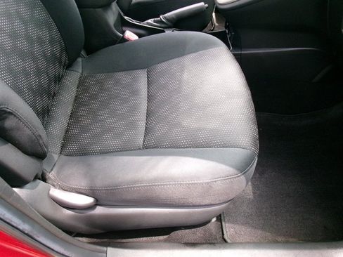 Used 2009 Pontiac Vibe w/ Preferred Package FWD image 17